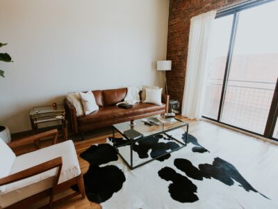 Foto de uma sala de estar com um tapete de couro em sua decoração