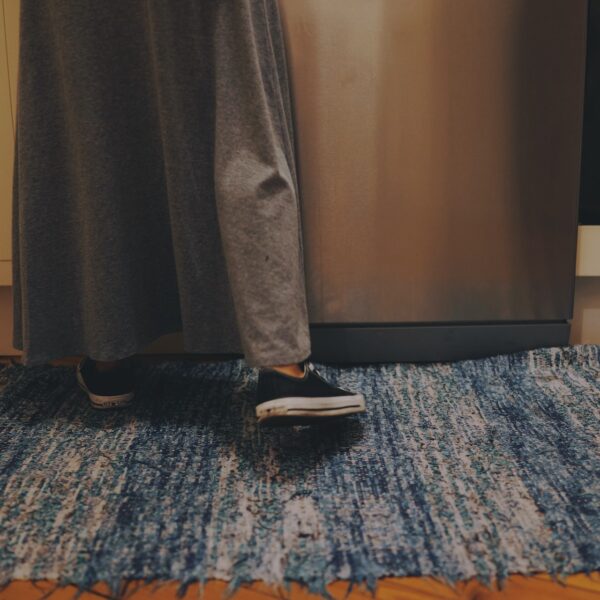 Imagem de um tapete de cozinha com uma pessoa sobre o mesmo